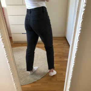 Svarta boyfriend jeans - Svarta boyfriend jeans i st S. Knapparna är i roseguld. Frakt ingår i priset💕