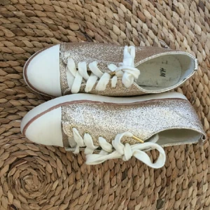  - Alla behöver ett par glittriga skor! Som nya! köpt på hm.