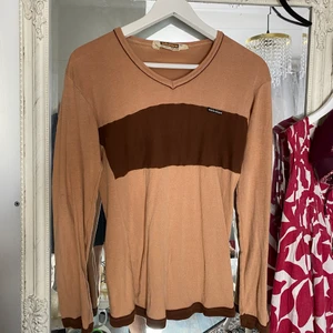 Beige tröja  - Säljer denna tröja, frakt 66kr💞💞 hör av dig för frågor eller intresse. Om fler är intresserad blir de budgivning kram😇