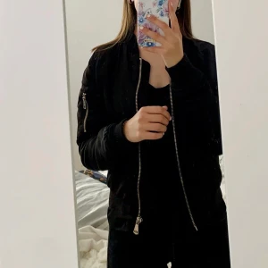 Bomberjacka!! - As ball bomberjacka med gulddetaljer! Priset är diskuterbart vid snabb och smidig affär.💕