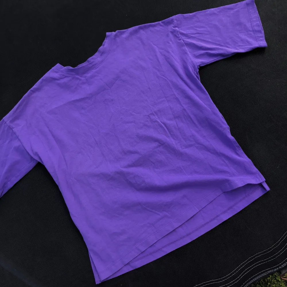 💕 en lila oversized t-shirt med slits på sidan. bra skick, har endast använts 1-2 gånger. frakt kostnad tillkommer . T-shirts.