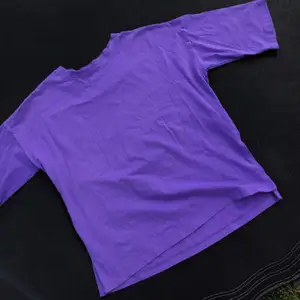 💕 en lila oversized t-shirt med slits på sidan. bra skick, har endast använts 1-2 gånger. frakt kostnad tillkommer 