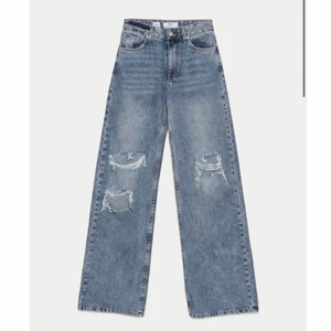 Bershka, The 90’s jeans, helt nya! - Hej! Jag säljer ett par jeans från bershka som aldrig är använda utan endast är provade. De är uppsydda hos skräddare några centimeter då de är väldig långa ( är själv 166 och passar finfint nu). Har bara legat i garderoben.  Helt slutsålda på hemsidan! 