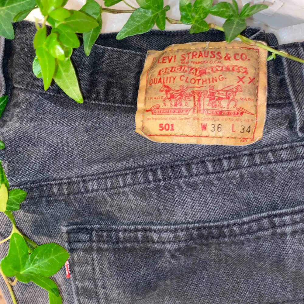 Jätte coola Levi’s jeans som jag köpte härifrån. Detta verkar vara från ’mänavdelningen’ så dem sitter lite större än W36 bör göra. . Jeans & Byxor.