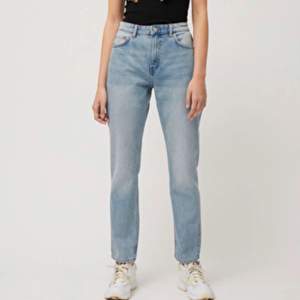 Här hat vi ett par jeans från Weekday. Modellen Seattle. Dem har blivit för små för mig så jag säljer dessa.🥰 W 27 L 30. Ordinarie pris: 500kr❤️ NY pris:  90kr