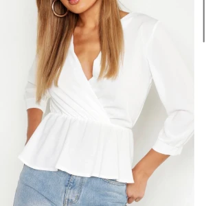Vit blus från boohoo - Aldrig använd då den blev för liten för mig köpt för 288 kr kunden står för frakten som kostar 63 kr 