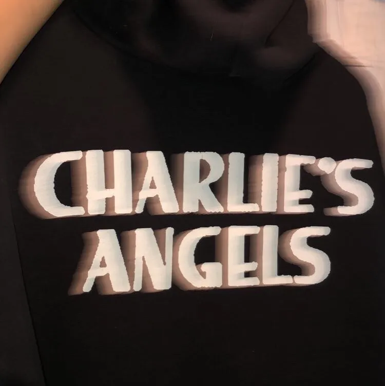 Svart hoodie tryckt med Charlies Angels, storlek s men passar nog allt från XS-M. Hoodies.