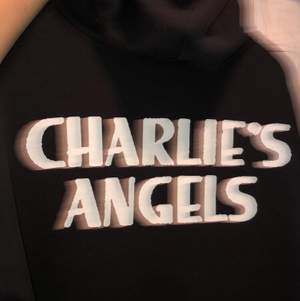 Svart hoodie tryckt med Charlies Angels, storlek s men passar nog allt från XS-M
