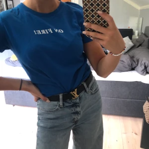 T-shirt med tryck - Blå T-shirt från bershka med texten ”on fire”, FRAKT INGÅR I PRISET, kontakta för fler bilder eller frågor, buda gärna