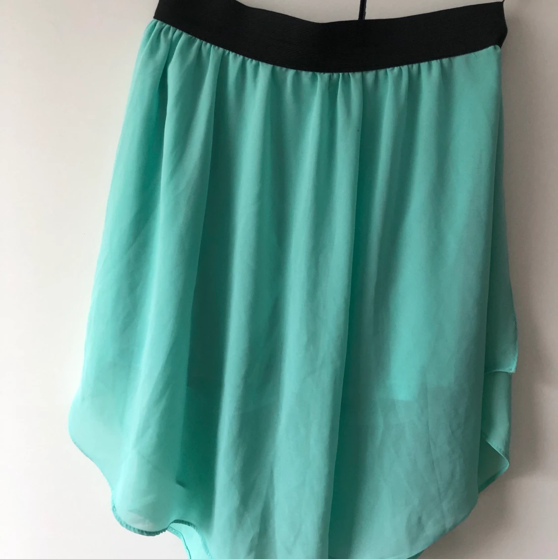 Turkos kjol med shorts. Storlek S-M