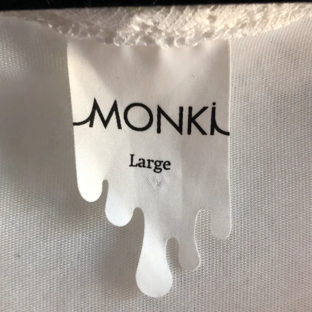 Söt klänning från Monki, vit med spets. Storlek L. Mycket fint skick. Frakt på 66kr tillkommer.. Klänningar.