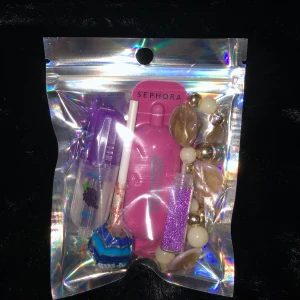 Smink present goodiebag💖 - En supersöt goodiebag som innehåller showergel, ett armband, klubba, glitter och en highlighter💖 49kr + 11kr frakt✨ Den perfekta presenten💕