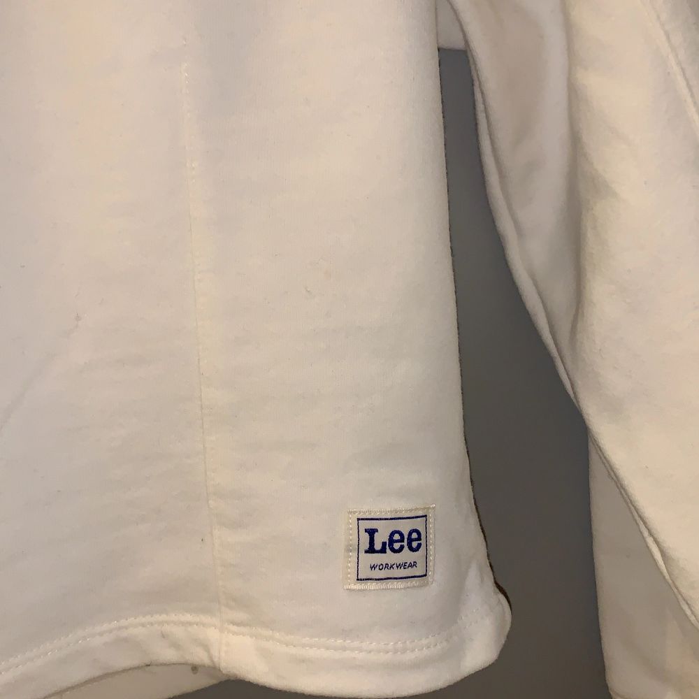  Är en vit Cropped tröja från Lee i väldigt bra skick. Säljer då ja inte haft användning för den!. Tröjor & Koftor.