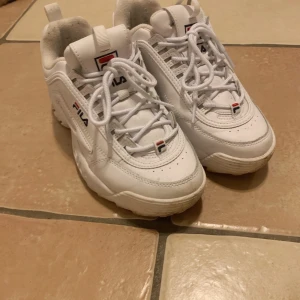 Fila sneakers - Säljer dessa Fila Distriptor II i storlek 38,5, passar dock mig som vanligtvis har 37-38 i skor! Köpa på Foot Locker förra sommaren, använda max 10ggr så i bra skick. Fräscha inuti etc. Köparen står för frakt😇