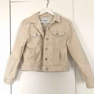  - Vit manchesterjacka i mycket gott skick.