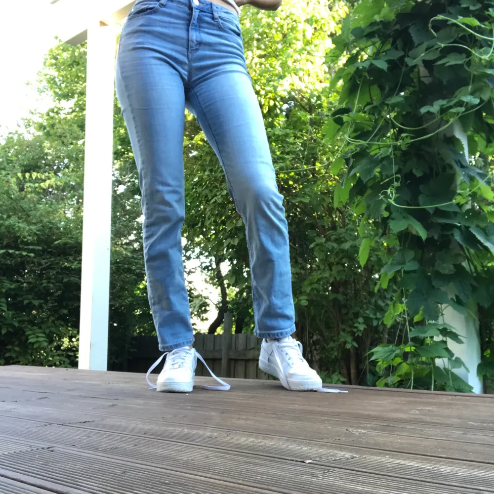 Ljusblå jeans från Cubus i modellen 'Straight Sarah'. Ca 2 år gamla och har använts ganska mycket men är i bra skick fortfarande. Storlek är 27.. Jeans & Byxor.
