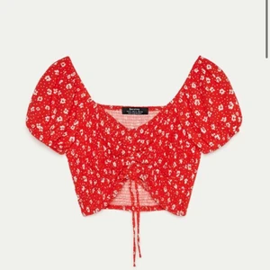 Röd topp storlek S - Säljer denna topp från bershka eftersom den är för liten för mig. Den är en storlek S men ganska liten i storleken. Den är verkligen så fin och passar både till finare tillställningar och vardag. Jag står ej för frakt! 
