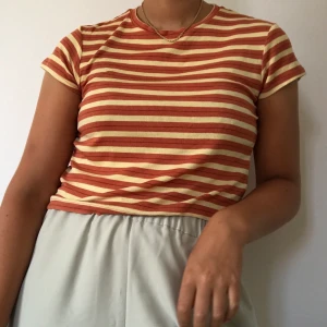 Weekday t-shirt - Randig t-shirt från weekday.🐅 Sparsamt använd och i mycket bra skick, inte nopprig eller urtvättad.💫✅ Kommer från ett djur- och rökfritt hem.🐱🐶🚭 Frakt tillkommer. 🚚 