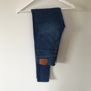 Levi’s jeans mile high super skinny (27) - Skinnyjeans från Levi’s i mycket bra skick.👖💞 Storlek 27/32.💫 Kommer från ett djur- och rökfritt hem.🐶🐱🚭 Frakt ingår inte i priset.🚚❌ Priset går att diskutera.🌺