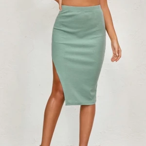 Slitad kjol - Jättefin slitsad turkos kjol, aldrig andvänd