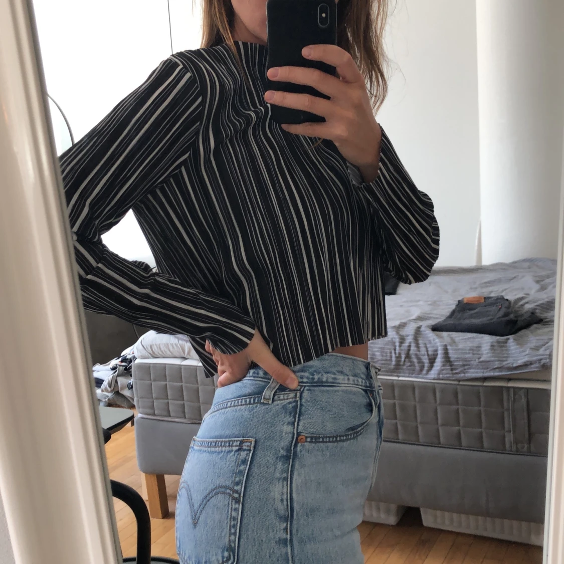 Svart/vit/grå-randig plisserad topp  - 90