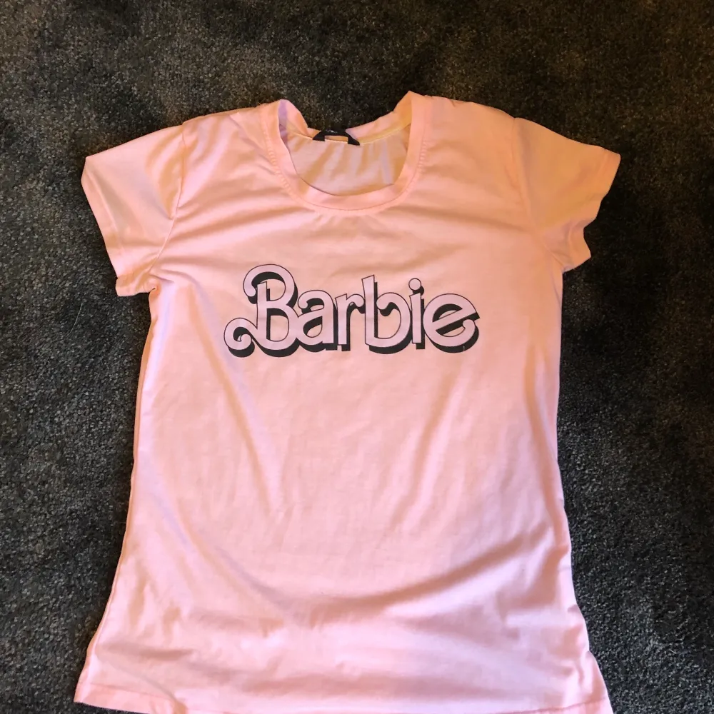 Rosa Barbie t-shirt. I bra skick, knappt använd. Står storlek L i den men är mer som en S-M. 150 kr, frakt ingår.. T-shirts.