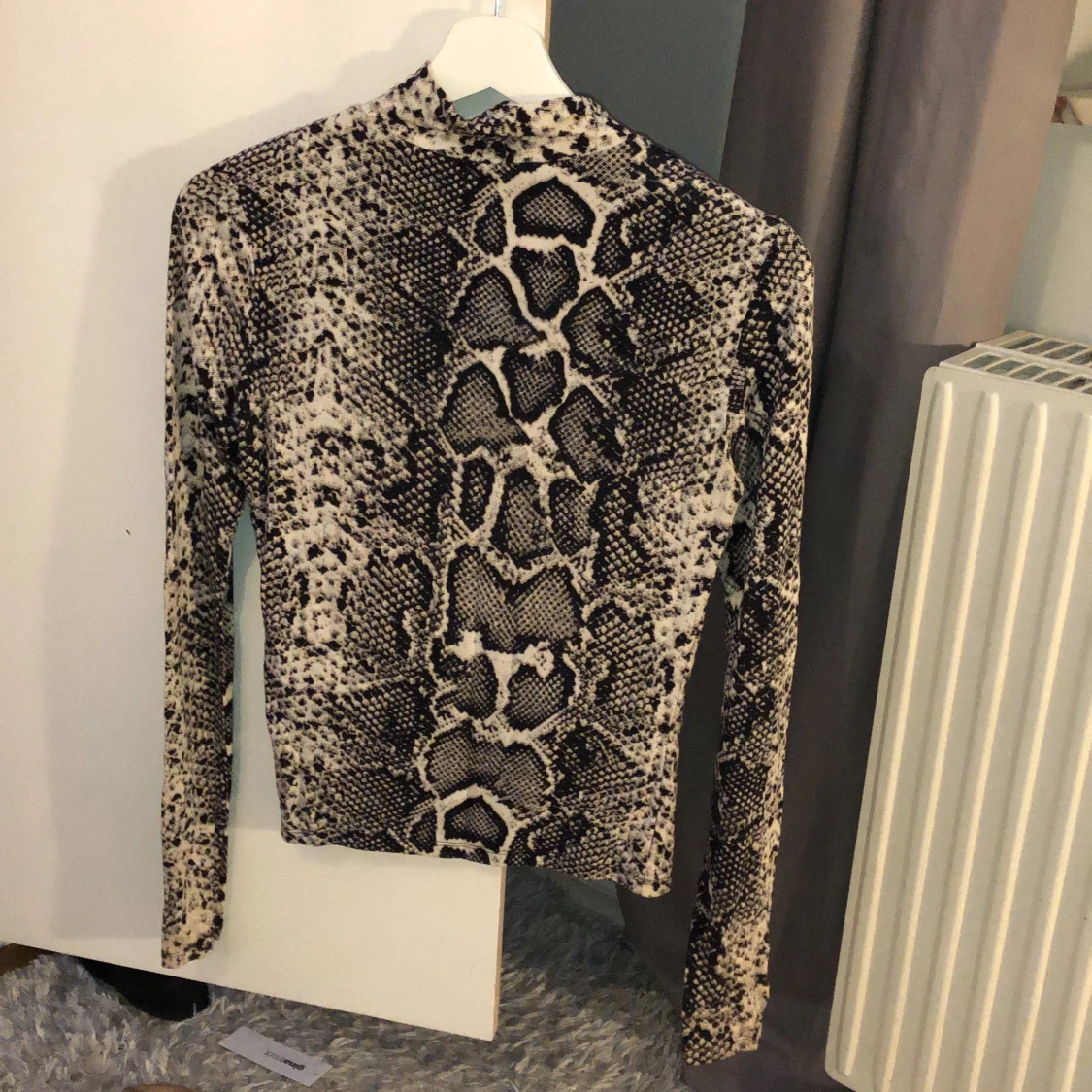 Tröja i snake mönster stl S