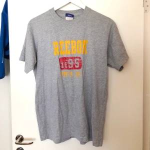 T-shirt  - Snygg Reebok T-shirt, sparsamt använd, står ingen strl men passar mig som brukar ha M