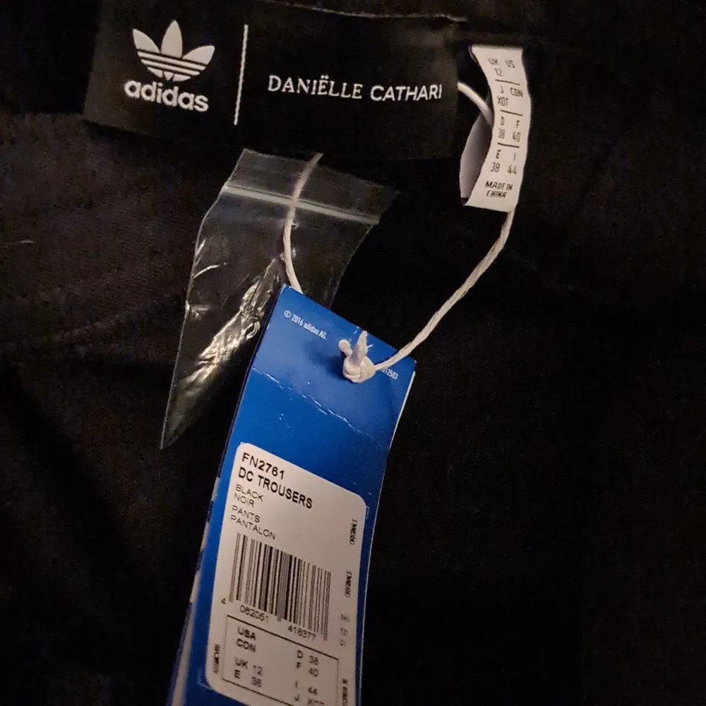 Helt nya finbyxor från adidas, strl 38, nypris 999 kr. Jeans & Byxor.