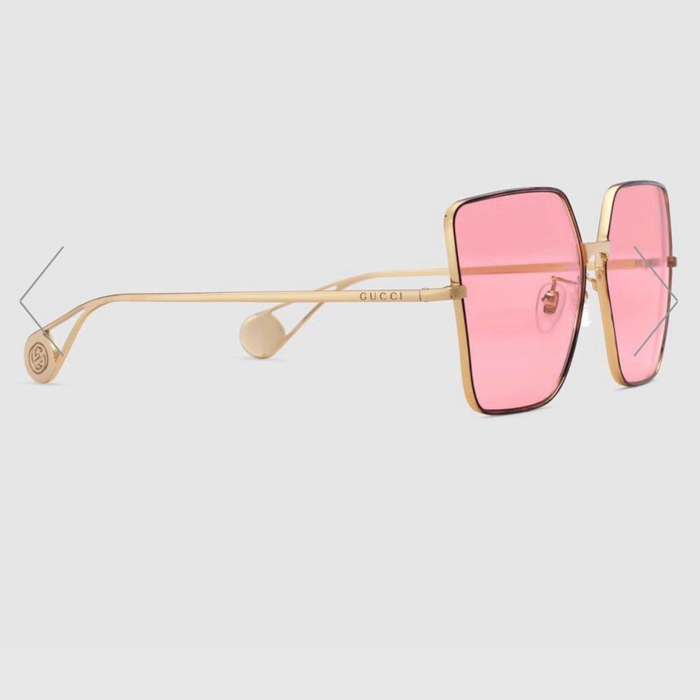 ÄKTA Gucci solglasögon köpta i Paris på Gucci butiken vid Rue de Rivoli, i oktober 2019. Använda 4-5 gånger. I nyskick. Finns kvitto, äkthetsintyg. Skickar med Gucci påse. Köpta för 5500kr. Säljes för 3500kr.. Övrigt.