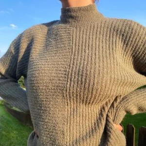 Grön stickad  - En snygg,bekväm och mysig tröja från h&m köpt för 250kr och säljer för 170! Bra skick, st M/S✨