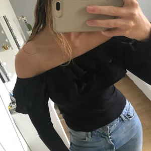 Off shoulder topp - Med snygg volang🖤