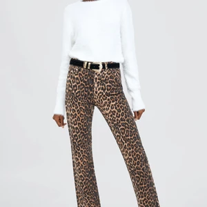 Nya zara jeans - Nya Zara jeans som endast är provade. Lapparna kvar. Storlek 36/S. Skit snygga men tyvärr för små.. frakt betala av köpare