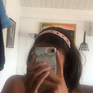 Virkade hårband - 2 st rosa virkade hårband med knyte. Kan även göras i andra färger om man ej vill ha rosa. 