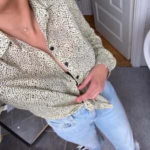 Blus  - Kommer inte ihåg vart den är ifrån men möjligen gina💕 kan ha den på många sätt