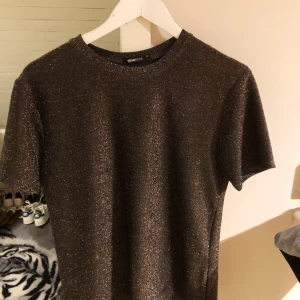 Fest topp - Glittrig t-shirt! 65kr inklusive frakt