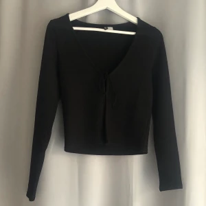 Kofta med knytdetalj - Säljer nu min fina tröja/kofta från H&M då den tyvärr inte kommer till användning. Endast använd 1 gång. Frakt: 66kr