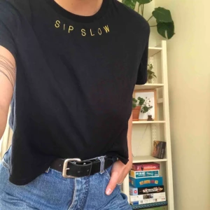  - Ascool tisha från Ace & tate X H&M, croppad med broderade bokstäver! Storlekslapp borta men passar typ XS-M! 