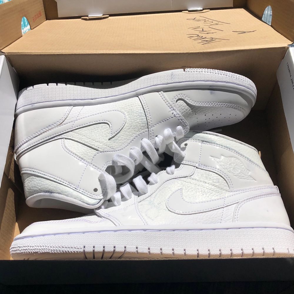 Sååå fina vita jordan 1 mids som jag nu säljer då dem är för små för mig (jag gjorde tidigare ett försök till att måla fjärilar på dem och har nu därför målat över det knappast syns, därav det låga priset) Många intresserade därav budgivning som avslutas fre 21/8 17.00!! 💕 frakt tillkommer . Skor.