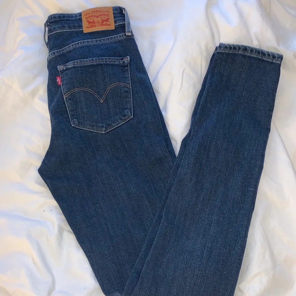 Tajta, Levis 721. Knappt använda så i mycket fint skick. Storlek W26 L32. Pris 200kr. Frakt tillkommer.. Jeans & Byxor.