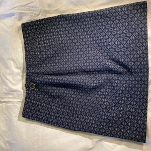 Kjol Stockholm LM - Superfin rak kjol från Stockholm LM. Liten slits baktill.  Storlek S.  😊 Priset är exklusive frakt. Rensar garderoben inför flytt så finns mycket kläder uppe till en billig peng. Kan sänka priset om du köper flera plagg.💘 