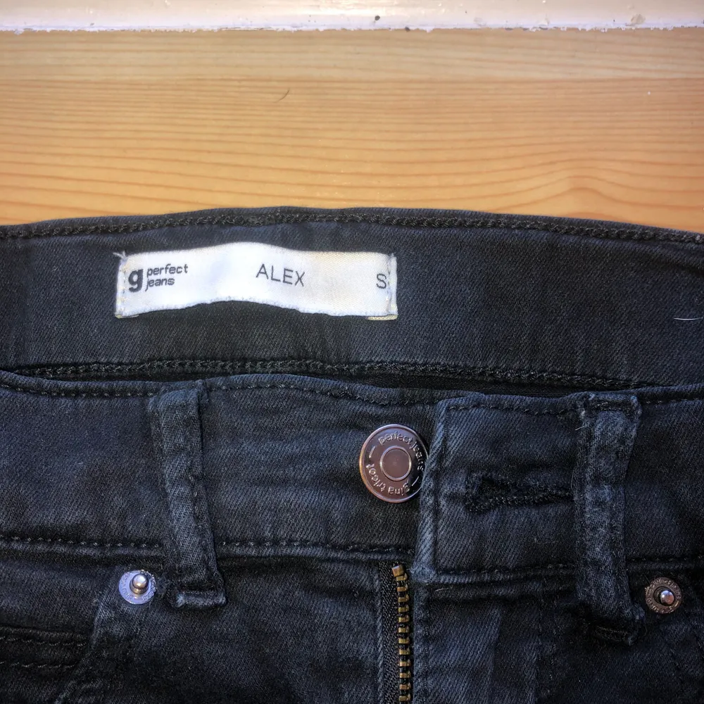 Svarta jeans från Gina, köpare står för frakt . Jeans & Byxor.