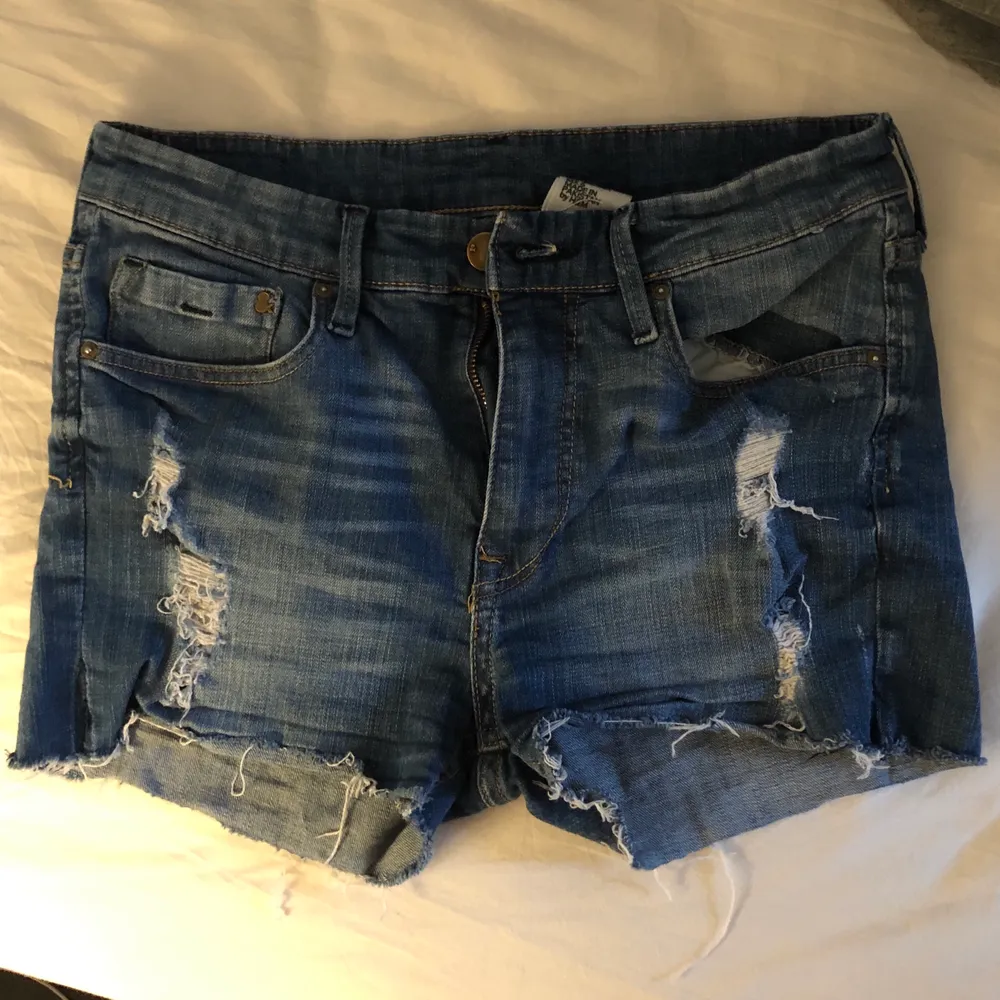 Blå jeansshorts ifrån hm. Använd ett fåtal gånger. Frakt ingår i priset! . Shorts.