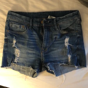 Jeansshorts  - Blå jeansshorts ifrån hm. Använd ett fåtal gånger. Frakt ingår i priset! 