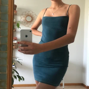 Indigoblå Klänning  - Väldigt snygg klänning som jag färgat i indigo! Var från början neongul, därav de gula sömmarna (3e bilden). Storleken funkar bra på mig som är S men det är väldigt stretchigt material. Hör gärna av dig om du har några frågor🥰 (Köpare betalar frakt) 