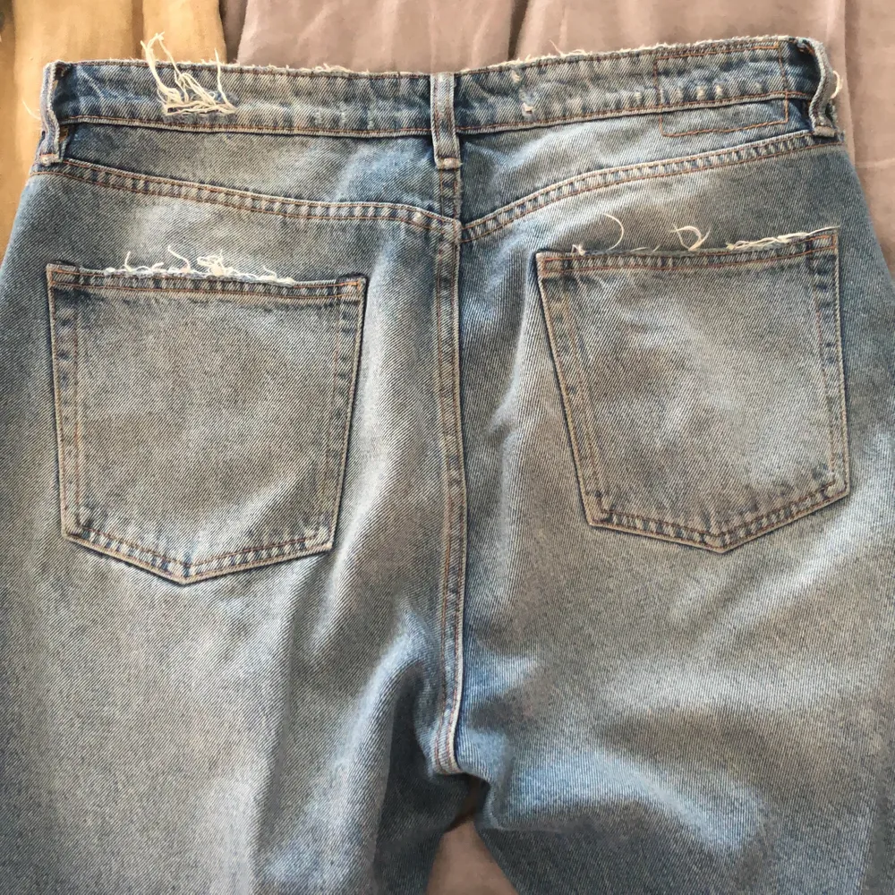 Dessa jeans är så himla fina, lite korta i benen med ursnygga slitningar runt om jeansen😍 sitter snyggt över rumpa och lår.. Jeans & Byxor.