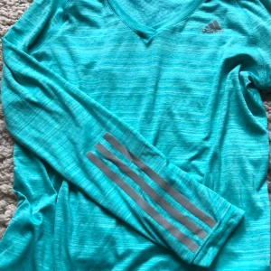 Löpartröja adidas - Strl M. Köparen betalar frakt på 42 kr.