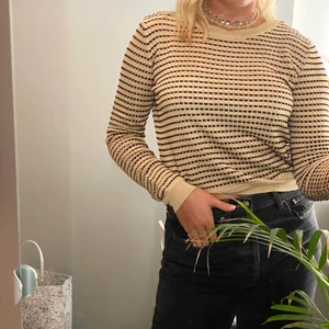 Tröja - Säljer min guldiga tröja med svarta detaljer på från zara. Lite croppad med långa ärmar. I mycket bra skick då jag använt den Max 5 gånger. Frakt tillkommer på 63 kr.