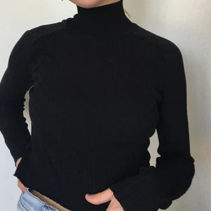svart polotröja - jätteskön ribbad tröja med hög krage, perf till hösten!