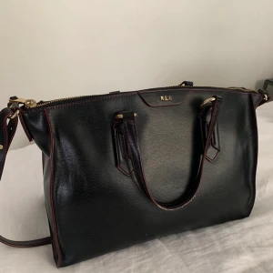 Ralph Lauren väska - Ralph Lauren väska från 2014, köpt på nk för 1198kr. Har några synliga slitningar. 
